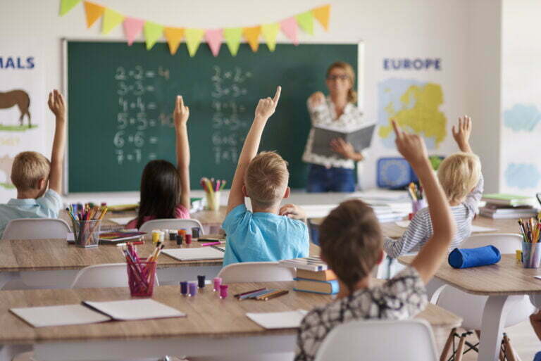 Estudiantes en un salón de clases. Educación en Colombia